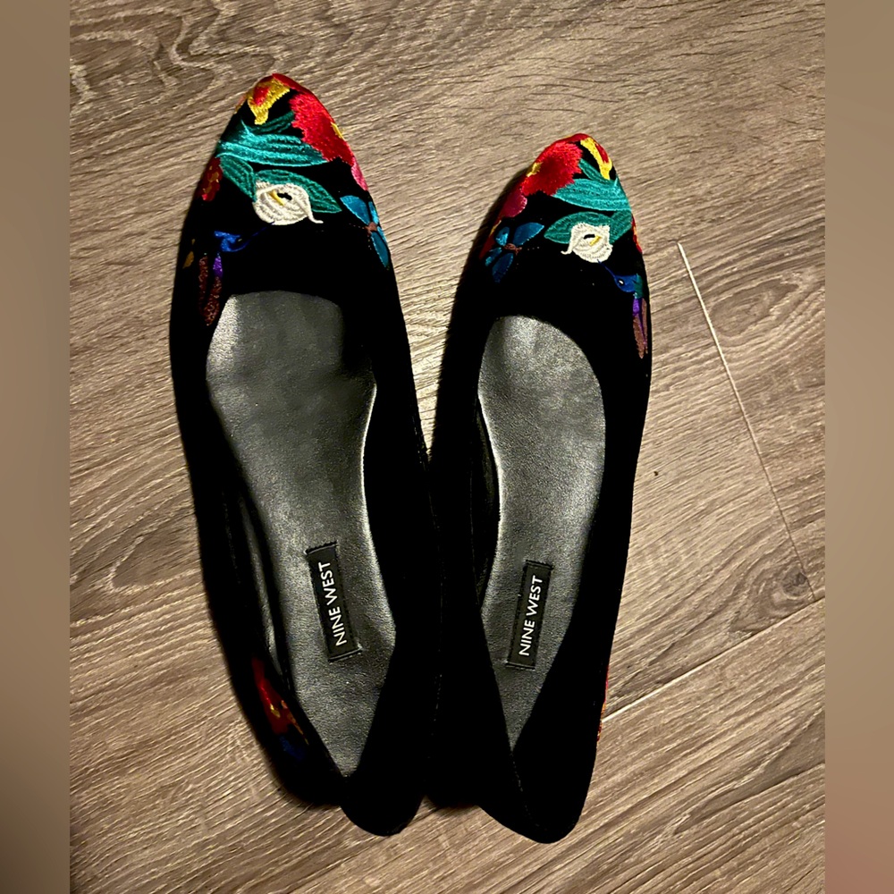 Nine West Embroidered Flats Women’s Size 8.5